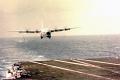 1963年秋にUss Forrestalに着陸するためにKC-130Fのビデオから撮影された画像。 このKC-130タンカーの米海軍の航空機は、キャリアへの三つのフライトでますます重い重量で二十から九タッチアンドゴー着陸と二十から一フルストップ着陸を行います。
